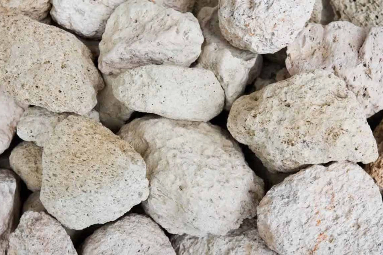 Pomza: Hafif, yalıtkan ve çevre dostu doğal taş. İnşaat, tarım ve endüstride kullanılır.